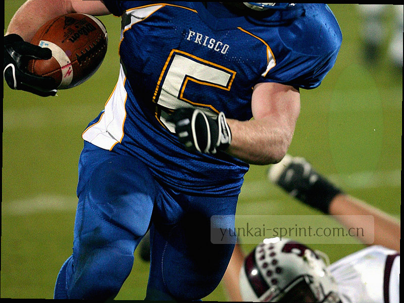 夜间球场看台的成排座椅与灯柱局部，冷色调画面